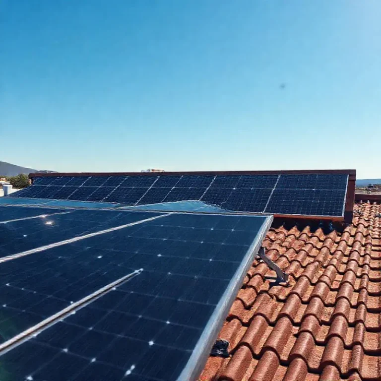 Installation de panneaux solaires chinois sur un toit ensoleillé